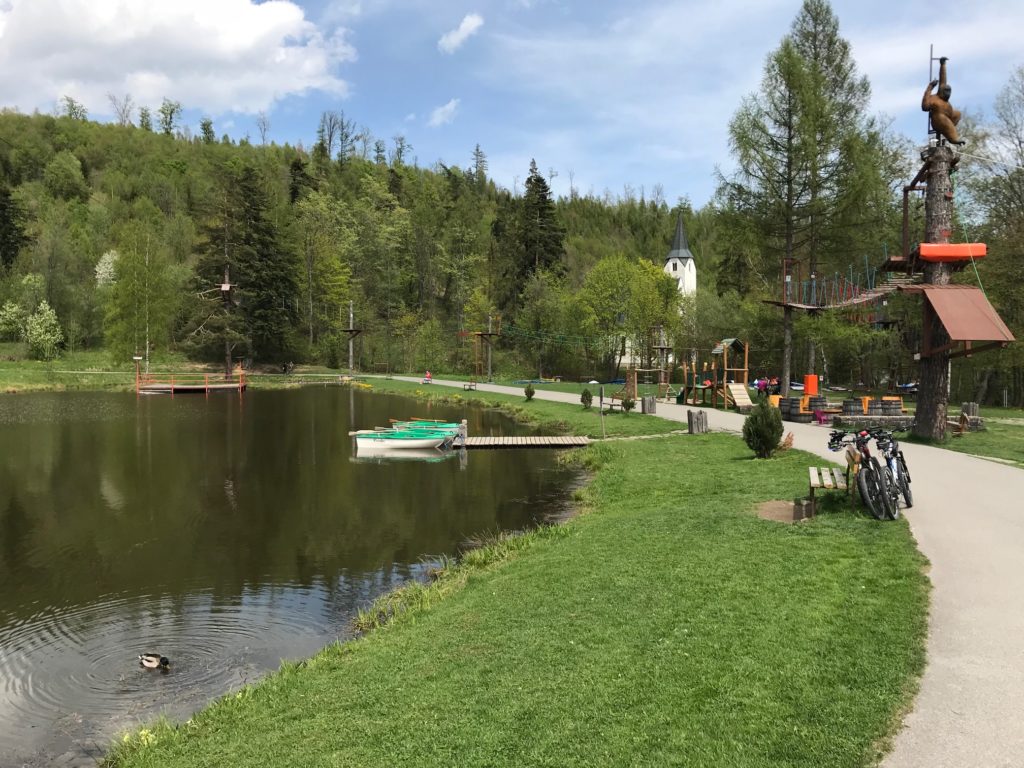 pimpi-cestovanie-bábo-bábätko-tatry-tatranská lomnica-baby friendly-deti-rodina-oddych-relax park jazierko-jazero-kačky-preliezky-palacinky-člnkovanie