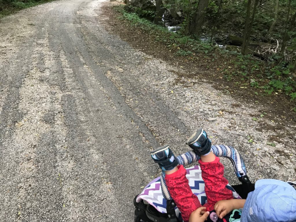 pimpi-bábodosveta-kam s deťmi-bábätko-bábo-cestovanie-slovensko-krásna príroda-národný park-slovenský kras-zádiel-zádielska tiesňava-chata-dolina-turistika-kočík-motýle-bufet-túra-hrad