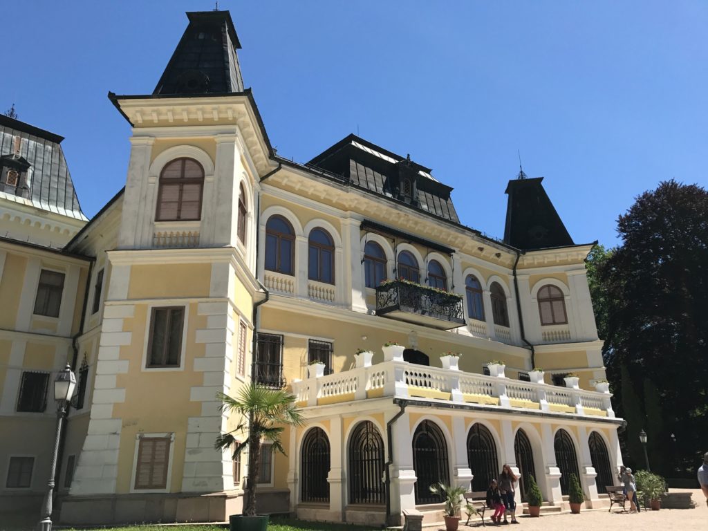 pimpi-bábo-bábätko-cestovanie-na cestách-cetoveteľský blog-rady a tipy-betliar-kaštieľ-anglický park-po stopách seriálu-seriál 1890-ján koleník-detektív marton-silická ľadnica-krásna hôrka hrad-mauzóleum krásnohorské podhradie-drnava-déneš-zádiel