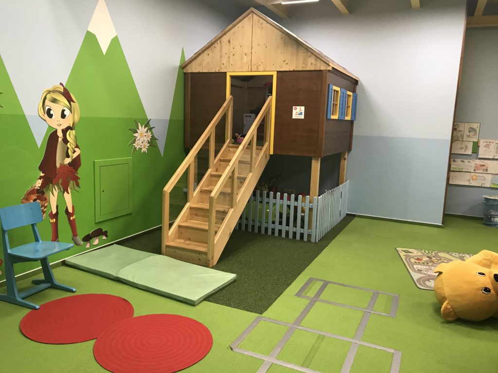 pimpi-bábo-bäbatko-cestovanie s bábätkom-cestovanie-mama blog-blog o cestovaní-tatry-jeseň-nový smokovec-baby friendly hotel-hotel atrium-trinity-pimpi-detský kútik-ihrisko-wellness