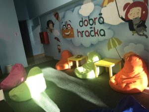 pimpi-bábo-bábätko-cestovanie-cestovanie s bábätkom-tatry-tatranská lomnica-galéria dobrá hračky-recenzia-super miesto-miesto pre deto-baby friendly-top-hry s rozumom-obchod-zábava-ihrisko