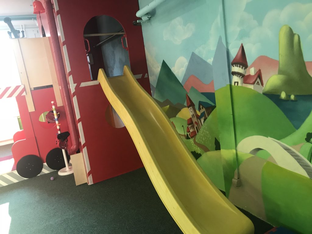 pimpi-bábo-bábätko-cestovanie-cestovanie s bábätkom-tatry-tatranská lomnica-galéria dobrá hračky-recenzia-super miesto-miesto pre deto-baby friendly-top-hry s rozumom-obchod-zábava-ihrisko