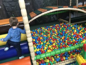 pimpi-cestovanie-blog-mama blog-cestuj s deťmi-cestovanie s bábom-cestovanie s bábätkom-bábo do sveta-prešov-fundiland-zábava-indoor-ihrisko-opičia dráha-guličky-lego-šmykľavky
