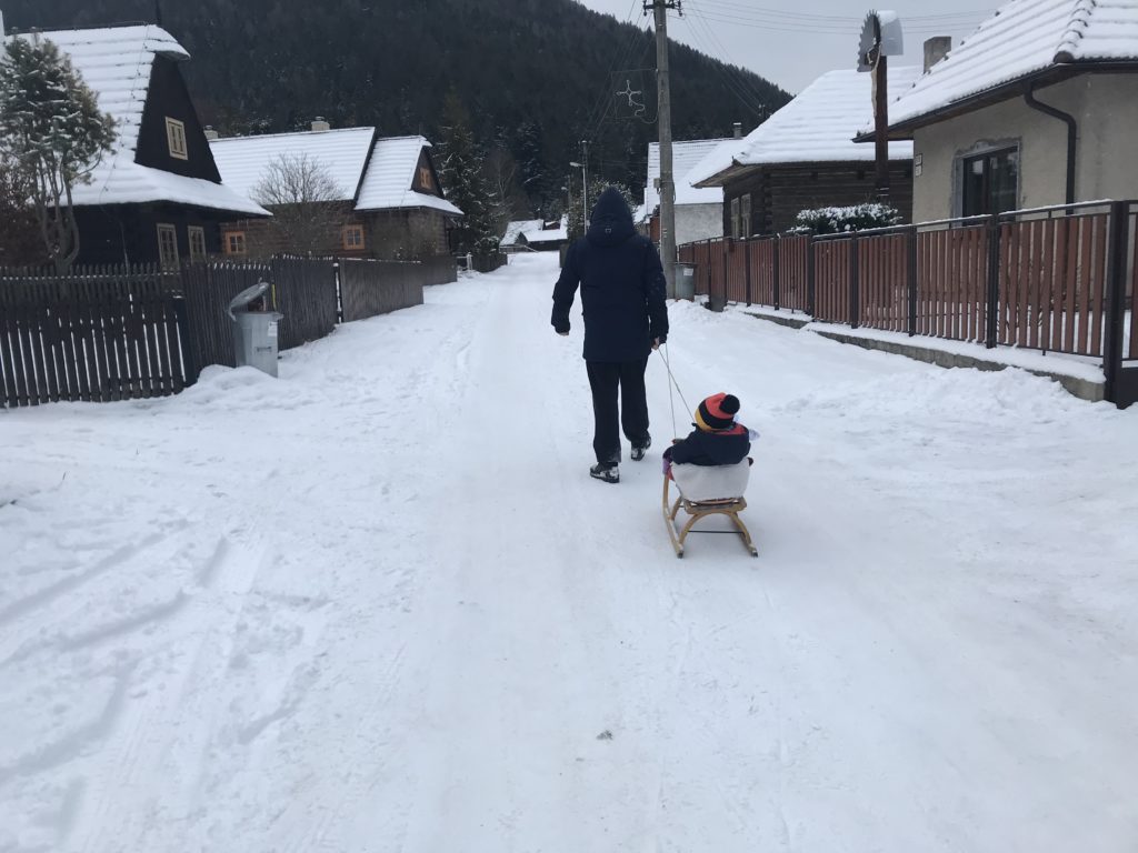 pimpi-bábo do sveta-cestuj s deťmi-cestovanie-bábätko-mama blog-chata piecky-slovenský raj-hrabušice-sánkovanie-bežkovanie-prechádzky-skvelé jedlo-top personál-milí ľudia