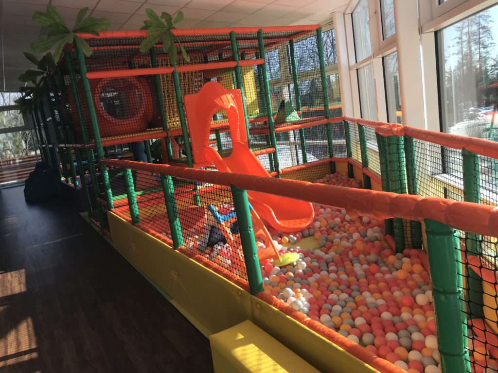 pimpi-bábo do sveta-cestovanie-mama blog-cestuj s deťmi-tatry-slovensko-stará lesná-detský kútik-kinderland-zážitky-zábava-wellness-soľná jaskyňa-hotel lesana-lesana-bábätko-cestovanie s bábom