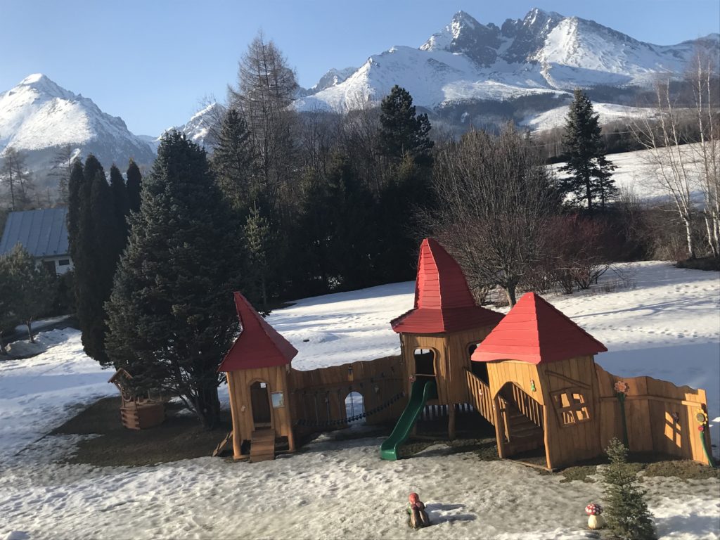 pimpi-bábo do sveta-cestovanie-mama blog-cestuj s deťmi-tatry-slovensko-stará lesná-detský kútik-kinderland-zážitky-zábava-wellness-soľná jaskyňa-hotel lesana-lesana-bábätko-cestovanie s bábom