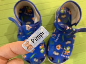 pimpi-bábo do sveta-cestovanie-cestuj s deťmi-mama blog-menovky-jasle-jasličkár-putmyname-odporúčanie-praktické rady-menovky na oblečenie