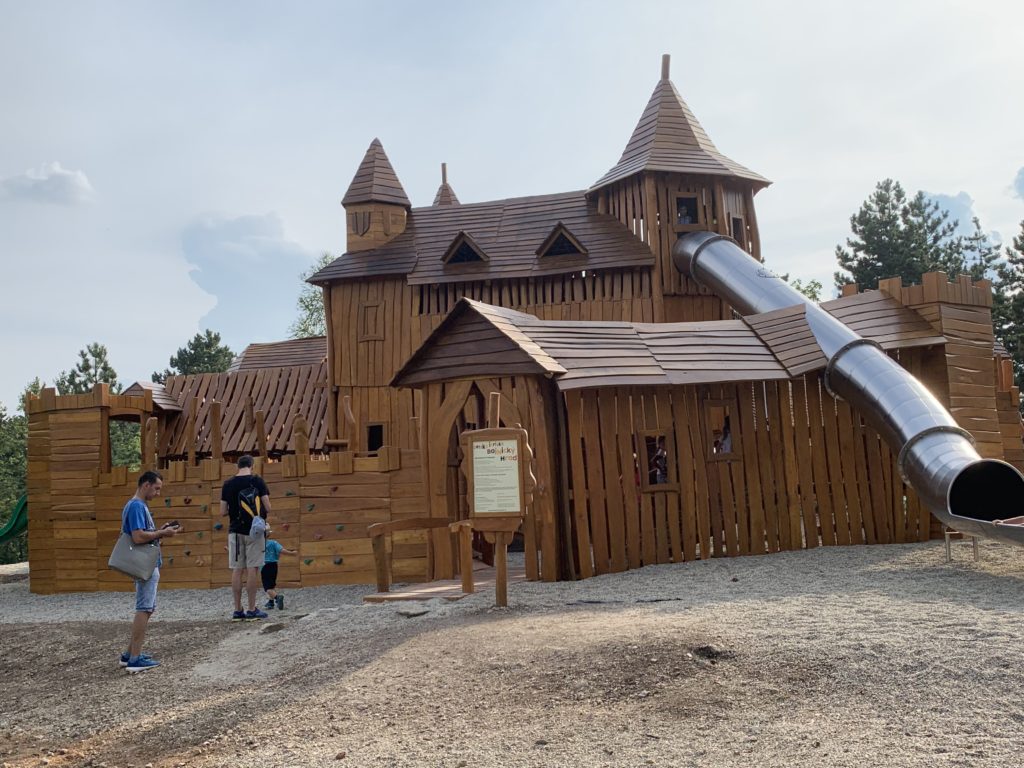 pimpi-bábo-bábätko-cestuj s deťmi-výlety-bojnice-zámok-romantika-zážitky-mama blog-rady a tipy-prehliadka-rodina-chlapček na palube-zábava-čajka v oblakoch-kúpele-baby friendly-vyhliadkova veza-ihrisko-vyhlad-zoo-zoologicka zahrada-zvieratka